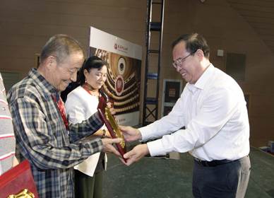 说明:王泽庆颁奖