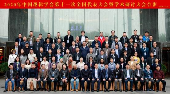说明:一群人站在一起描述已自动生成