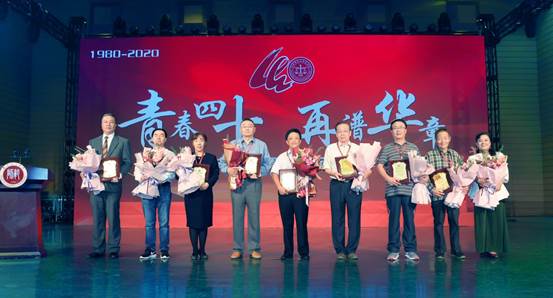 说明:教师合影